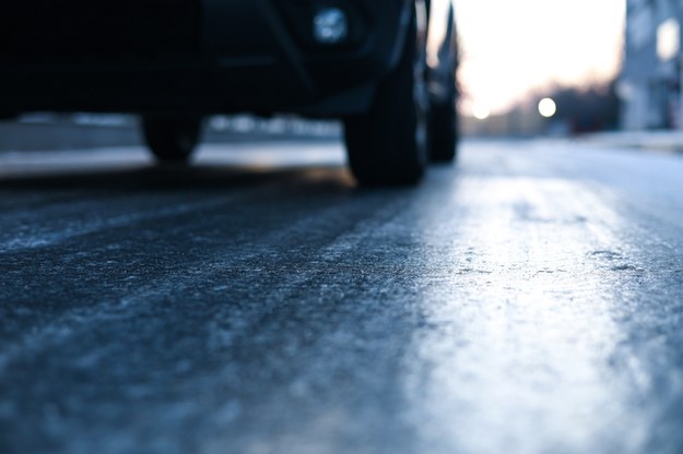 Na drogach będzie niebezpiecznie. IMGW ostrzega przed oblodzeniem i marznącymi opadami