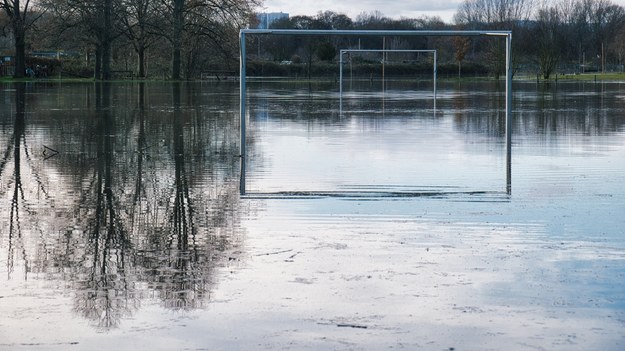 Powódź im nie przeszkodziła. Mecz piłki nożnej w wodzie [NAGRANIE]