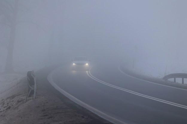 Silny wiatr i gęsta mgła. IMGW wydał ostrzeżenia