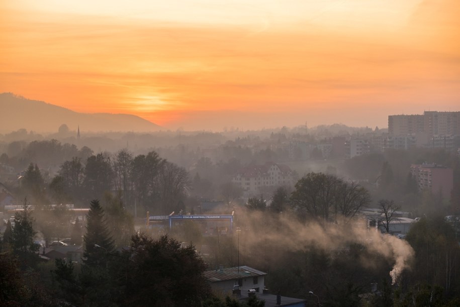 "Zrezygnuj z aktywności na zewnątrz". Smog na południu i zachodzie Polski