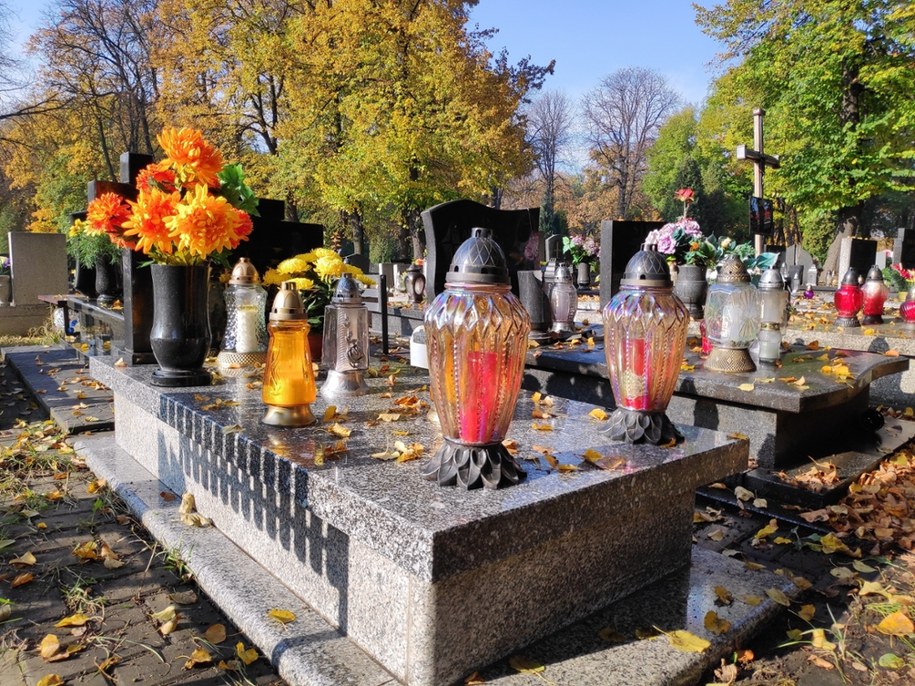 Zniszczyli nagrobki znajomych, bo byli w konflikcie. Staną przed sądem