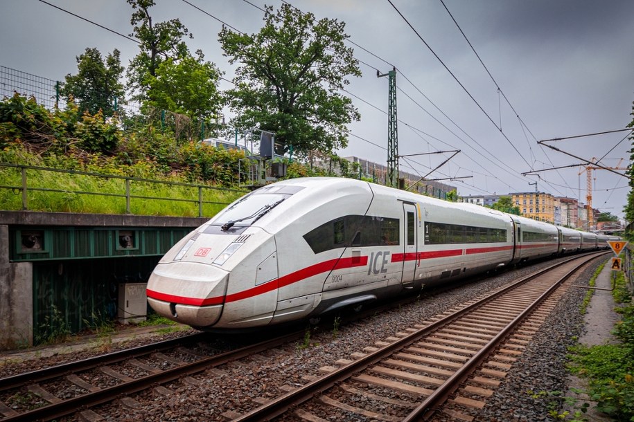 Jechał na zewnątrz pociągu, trzymając się kabli. Maszyna pędziła pond 200 km/h