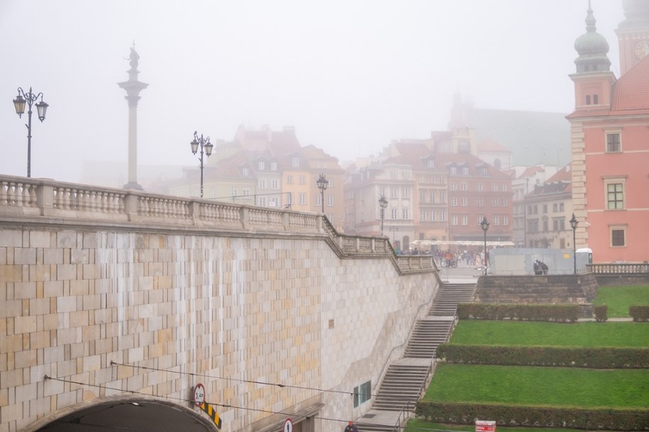 Gęsta mgła w 13 województwach. IMGW wydało ostrzeżenia