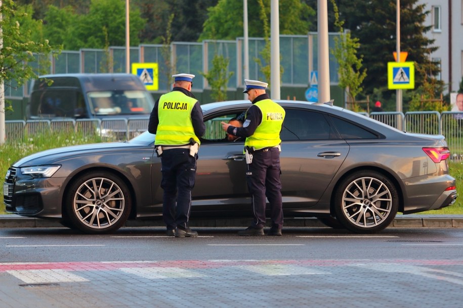 Policjanci brali łapówki od kierowców. 14 osób podejrzanych o korupcję
