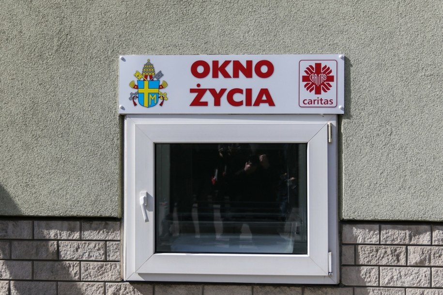 Kilkudniowy chłopiec w oknie życia w Białymstoku