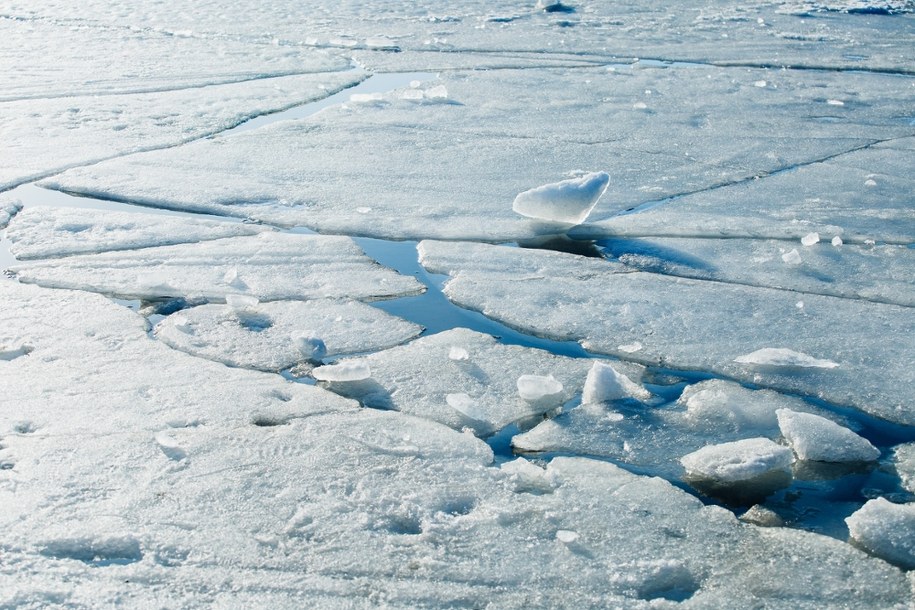 O włos od tragedii. Nastolatki uratowały chłopca, pod którym załamał się lód