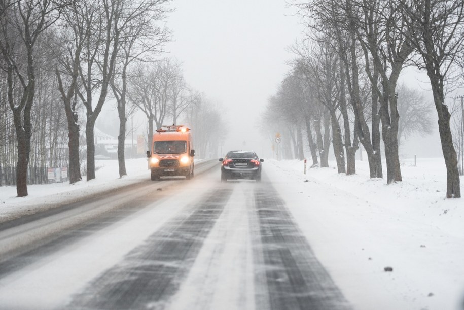 Intensywne opady śniegu, oblodzone drogi i gęsta mgła. IMGW wydaje alerty