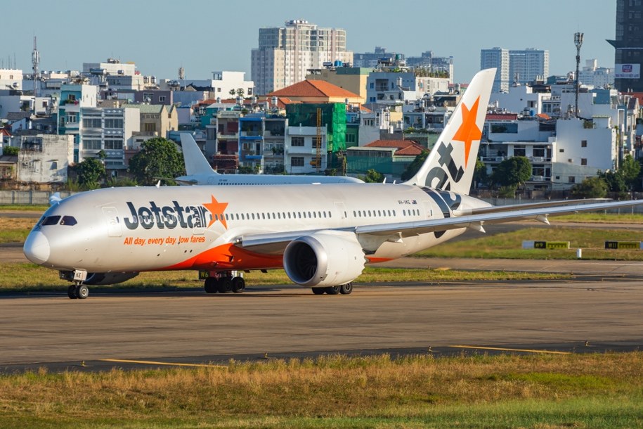 Dramatyczne chwile na lotnisku. Pasażerowie obezwładnili uzbrojonego nastolatka