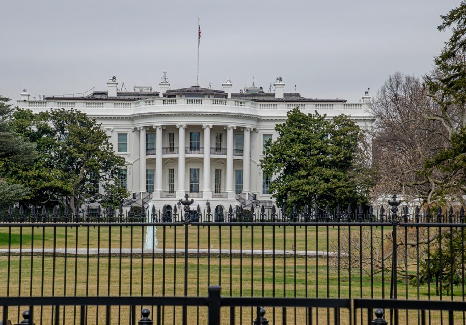 Uzbrojony mężczyzna postrzelony przed Białym Domem