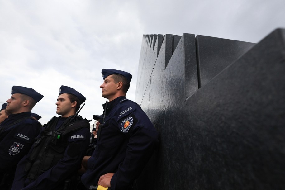 Kłótnia przed pomnikiem smoleńskim. Macierewicz użył farby