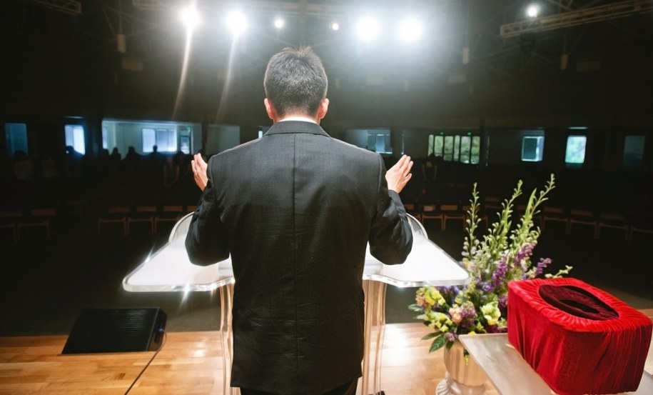 Uzbrojeni i zamaskowani: Pastor porwany podczas nabożeństwa