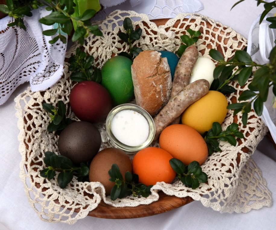 Wielka Sobota: Dzień refleksji i nadziei. Odkryj, co kryje się za święceniem pokarmów