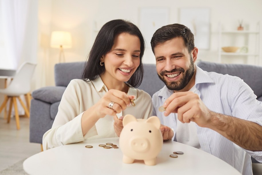 ​Oszczędzanie w modzie! Sprawdź, ilu Polaków regularnie odkłada pieniądze