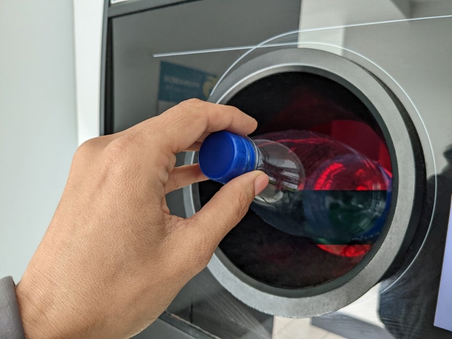 Kaucja za butelki i puszki krok po kroku. Poradnik mistrza recyklingu