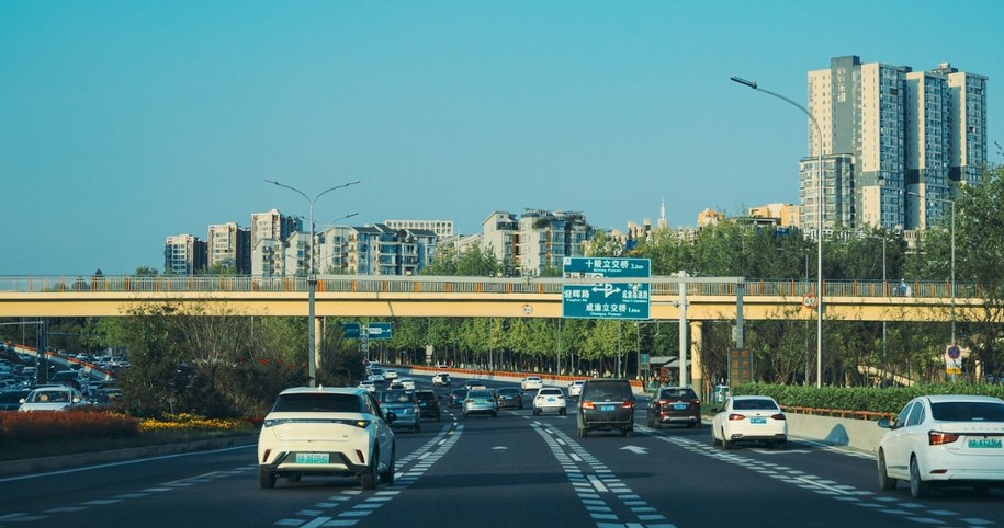 Chiny: Niemowlę raczkowało na ruchliwej autostradzie NAGRANIE
