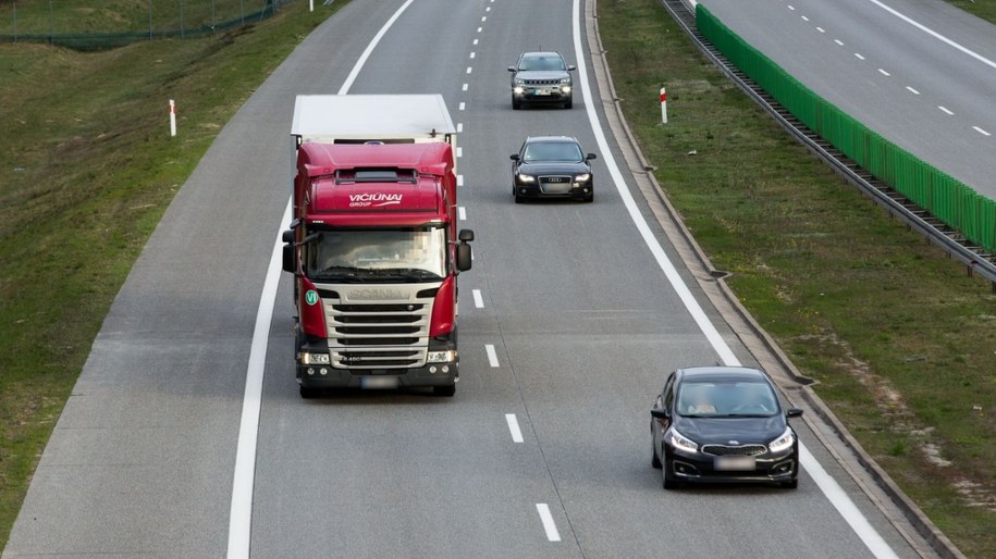 W ciężarówce wystrzeliła opona i uszkodziła inne auta. Utrudnienia na A4