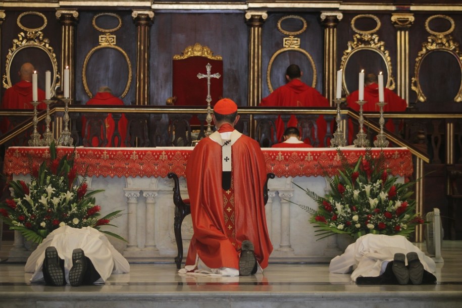 Ksiądz uruchomił dzwon kościelny, po czym został wydalony z kraju