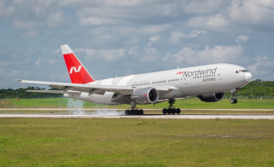 "Błysk" i "huk" podczas startu. Groźny incydent na lotnisku w Rosji