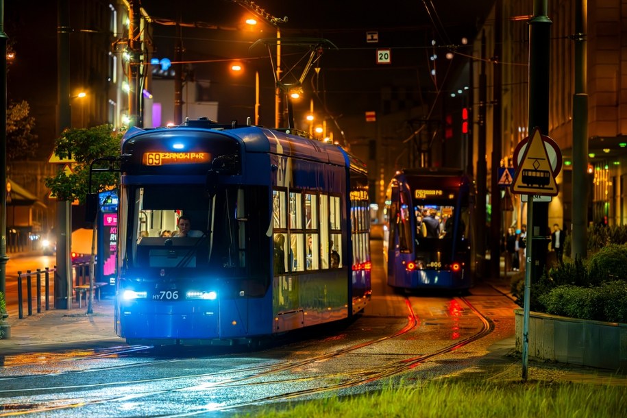 Służby nie zdążyły dojechać. Spektakularna akcja pasażerów w Krakowie