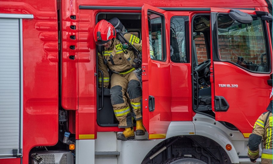 Pożar zakładu produkcyjnego w Śląskiem. Jedna osoba poszkodowana