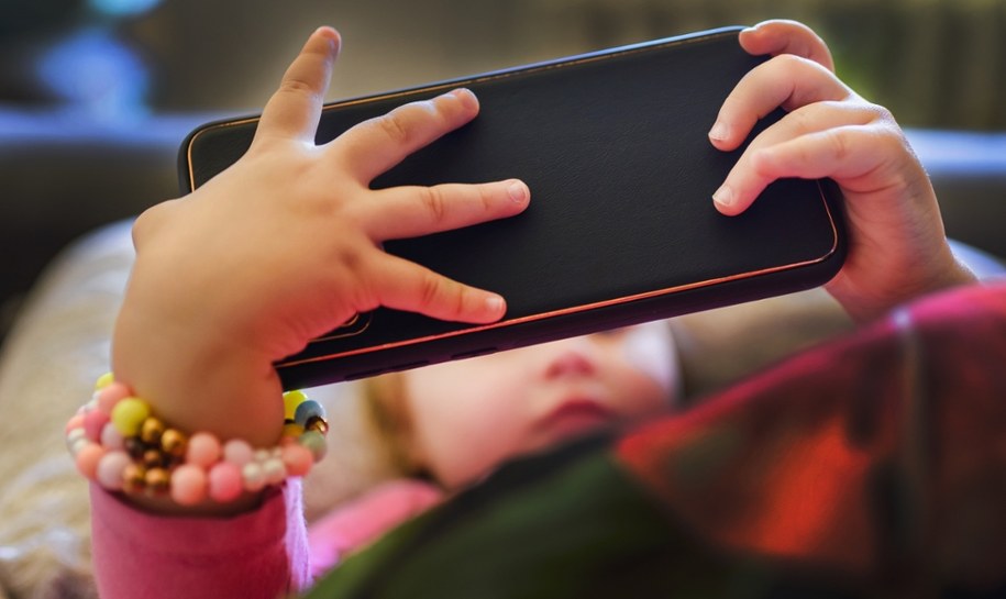 Trzymajcie maluchy z dala od ekranów! To zaburza rozwój ich mózgów