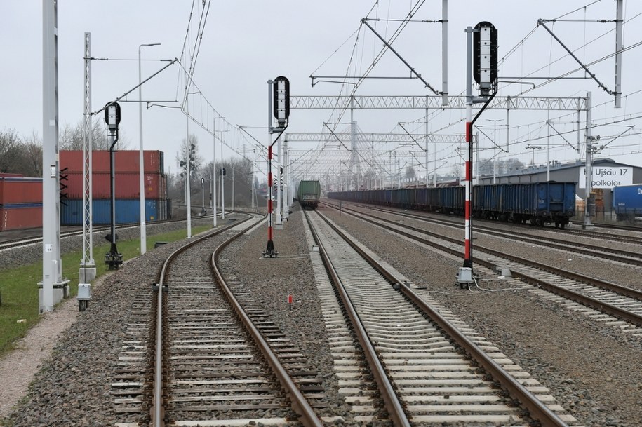 Skład towarowy i lokomotywa na jednym torze. Policja wyjaśnia sprawę