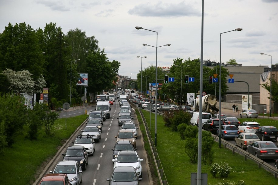 Woda zaczęła wypływać na jezdnię. Awaria w Krakowie i duże utrudnienia