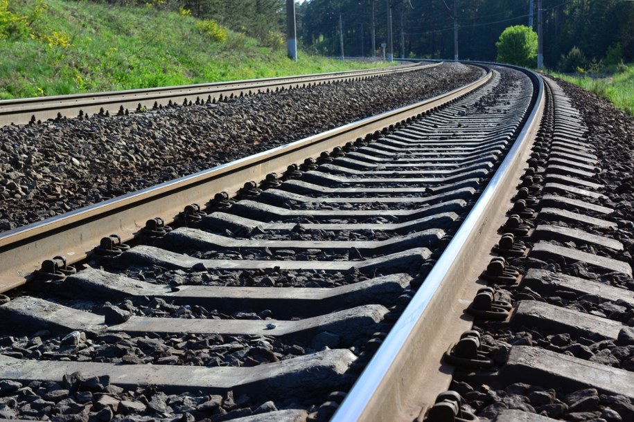 Wykoleiło się sześć wagonów pociągu towarowego. Służby na miejscu