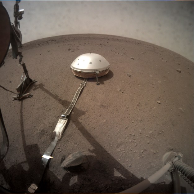 Zdjęcie instrumentów sondy InSight wykonane z pomocą kamery ICC (Instrument Context Camera). Na lewo od sejsmometru: sonda termiczna z Kretem /NASA/JPL-Caltech /Materiały prasowe