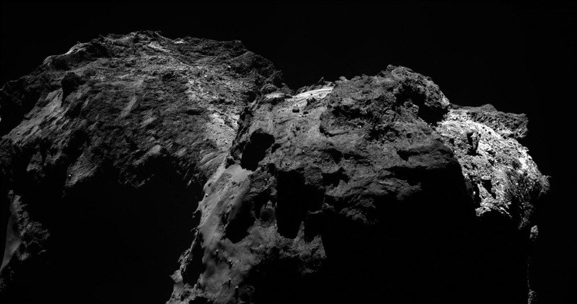 Zdjecie jadra komety 67P, wykonane przez sondę Rosetta 20 grudnia 2015 roku z odległości 91,5 kilometra /materiały prasowe