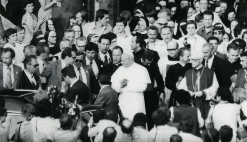 Zdjęcie Jana Pawła II wykonane przez funkcjonariusza SB w trakcie pielgrzymki papieża w 1979 roku /IPN