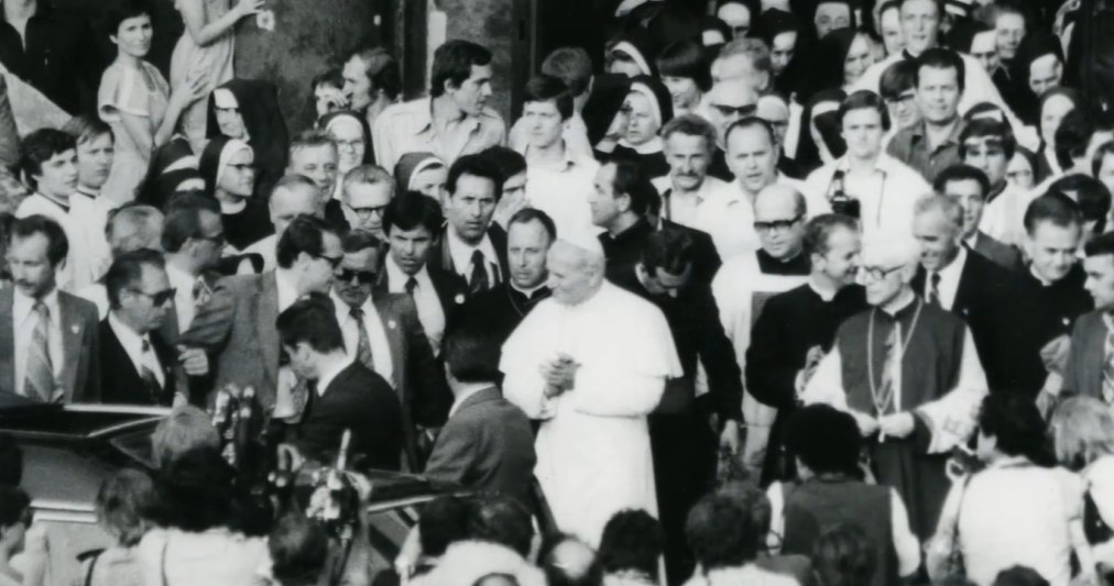 Zdjęcie Jana Pawła II wykonane przez funkcjonariusza SB w trakcie pielgrzymki papieża w 1979 roku /IPN