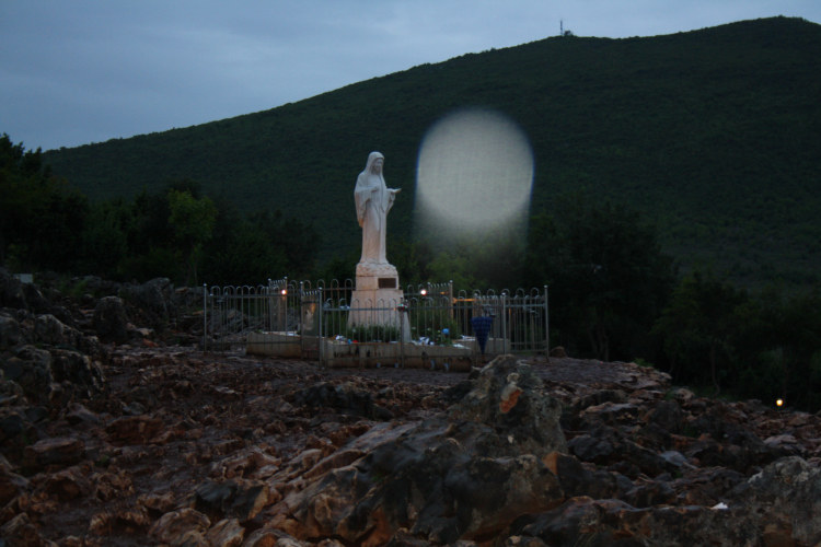 Zdjęcie jasnej kuli, która pojawiła się na zdjęciu w Medziugorie (bośn. Međugorje) /archiwum prywatne