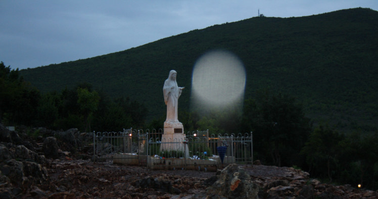 Zdjęcie jasnej kuli, która pojawiła się na zdjęciu w Medziugorie (bośn. Međugorje) /archiwum prywatne