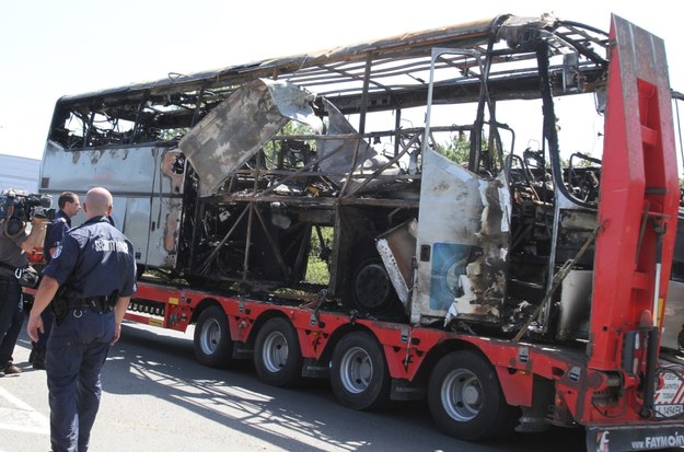 Zdjęcie jednego ze zniszczonych w zamachu autokarów /NIKOLAY DONCHEV    /PAP/EPA
