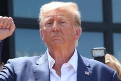 Zdjęcie, kaucja, wolność. Błyskawiczna wizyta Trumpa w areszcie