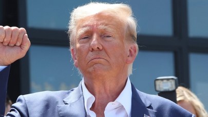 Zdjęcie, kaucja, wolność. Błyskawiczna wizyta Trumpa w areszcie