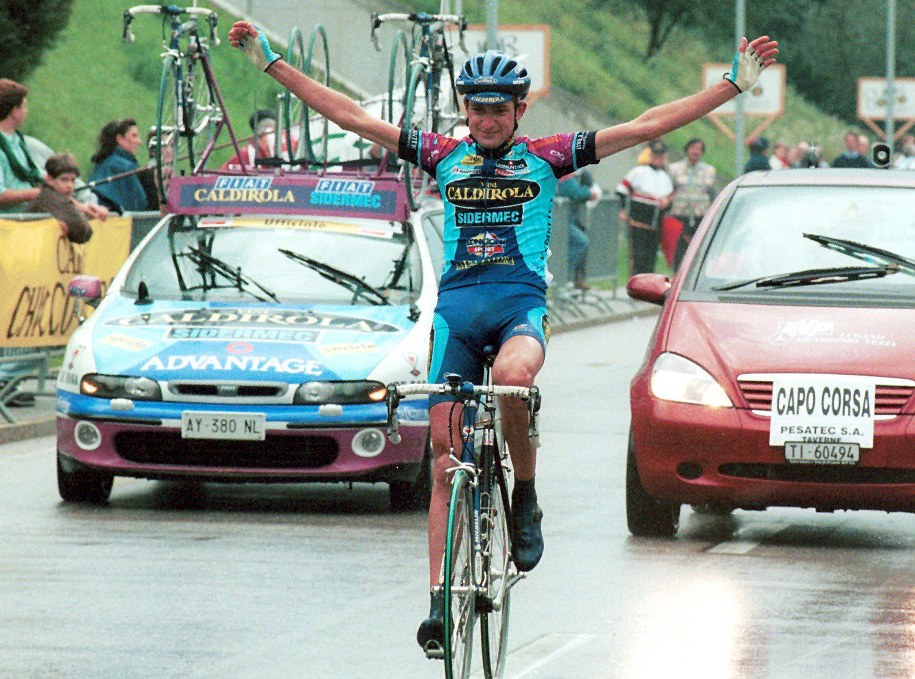 Zdjęcie kolarza z 1999 roku /D. MOREL / KEYSTONE /PAP/EPA