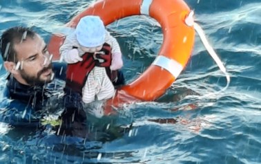 Zdjęcie, które chwyta za serce. Policjant ratuje niemowlę