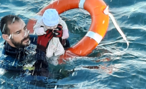 Zdjęcie, które chwyta za serce. Policjant ratuje niemowlę