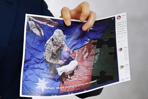 Zdjęcie, które doprowadziło do dyplomatycznego zgrzytu między Australią a Chinami. Nie wiadomo, czy jest autentyczne czy sfabrykowane /MICK TSIKAS /PAP/EPA