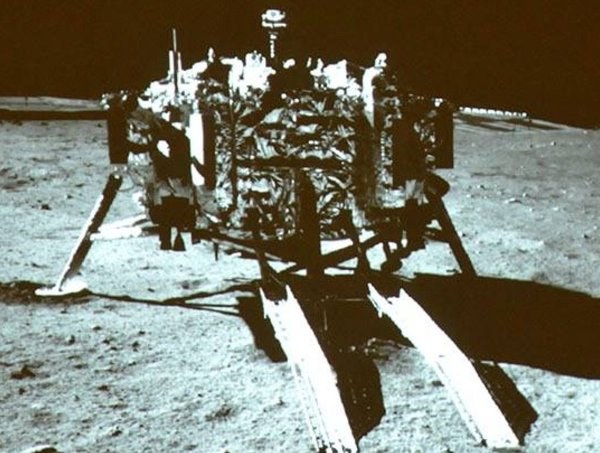 Zdjęcie lądownika Chang'e 3 na Księżycu /Kosmonauta