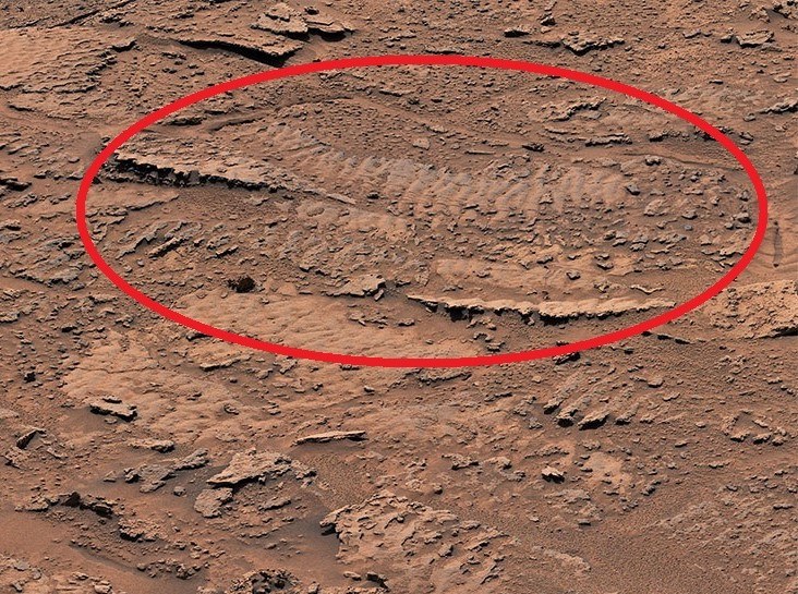 Zdjęcie łazika Curiosity z zaznaczonymi widocznymi riplemarkami świadczącymi o obecności wody i fal /NASA