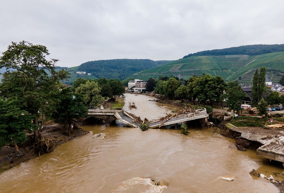 Zdjęcie lotnicze wykonane za pomocą drona pokazuje uszkodzony most w Bad Neuenahr-Ahrweiler /Friedemann Vogel /PAP/EPA