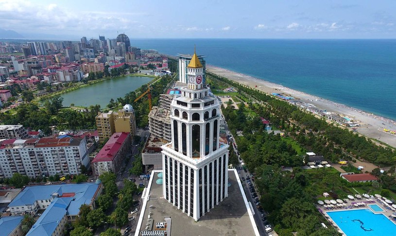 Zdjęcie lotnicze z widokiem na kurort czarnomorski Batumi. /VANO SHLAMOV /AFP