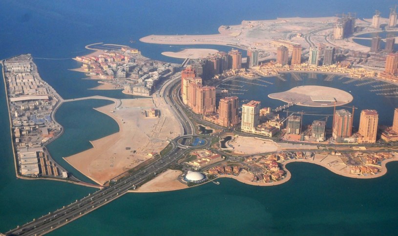 Zdjęcie lotnicze zrobione 29 maja 2010 r. przedstawia sztuczną wyspę Pearl-Qatar w Doha, stolicy Kataru. /Du Jian /East News