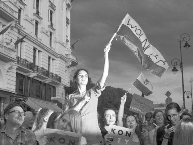 Zdjęcie "Ludzie uczestniczą w proteście przeciwko reformom sądownictwa w Warszawie", autorstwa Adama Lacha /Adam Lach /PAP