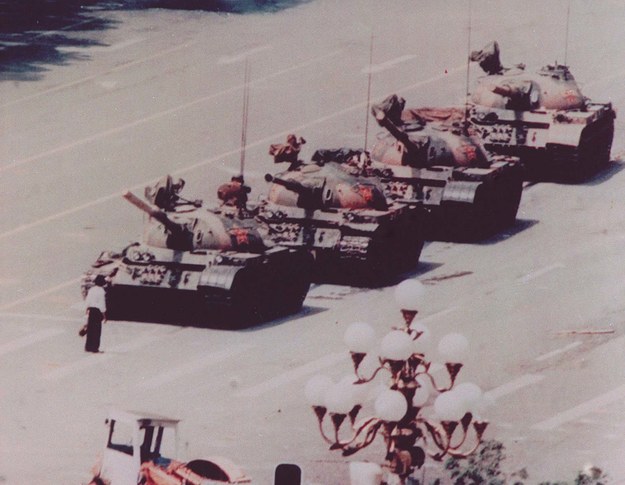 Zdjęcie na Placu Tiananmen w Pekinie zrobione 5 czerwca 1989 roku / 	K-Z(97)57-12  /PAP