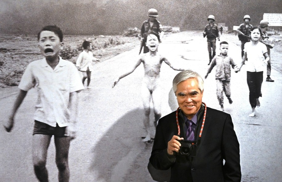Zdjęcie "Napalm Girl" i fotograf Nick Ut /DANIEL DAL ZENNARO  /PAP/EPA