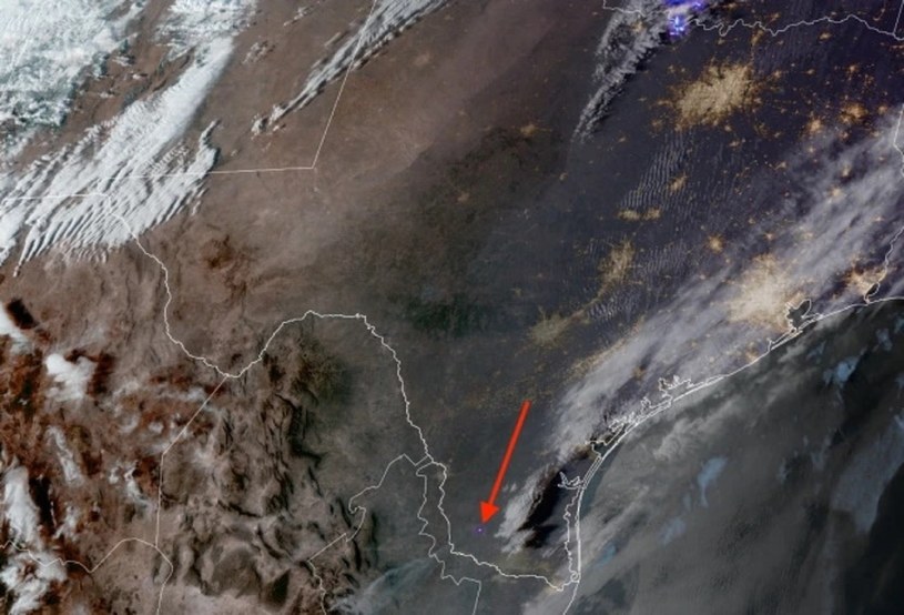 Zdjęcie NASA zrobione z satelity GOES-16 zawiera rozbłysk pokazujący wejście meteoru w ziemską atmosferę. Eksperci NASA zaznaczyli miejsce czerwoną strzałką / zdjęcie: NASA - satelita GOES-16 /domena publiczna